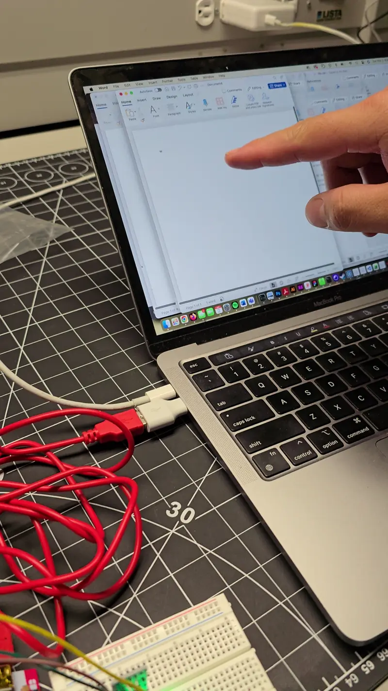 Makey Makey test: magnet detection triggers the 'W' key input on the keyboard