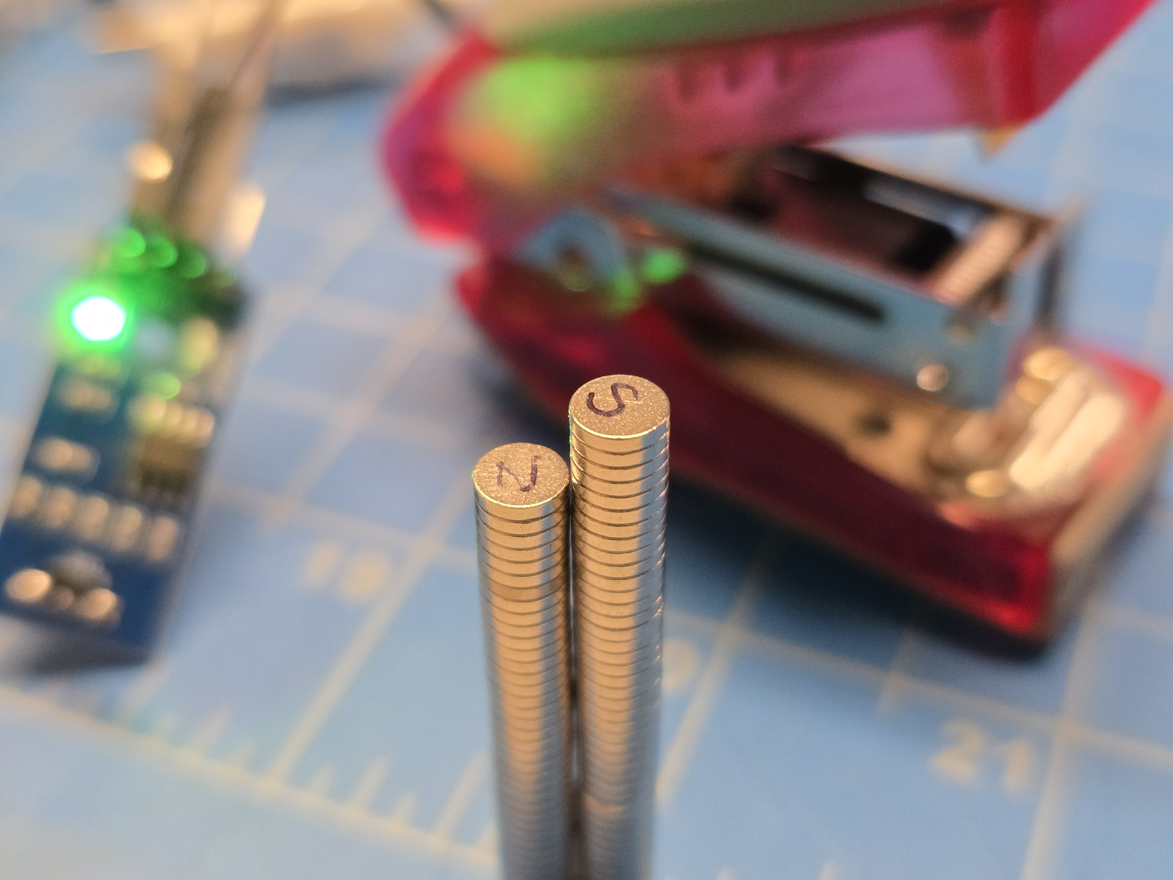 Testing magnet polarity: comparing north vs. south pole orientation to decide magnet placement inside the stapler and optimal Hall sensor positioning